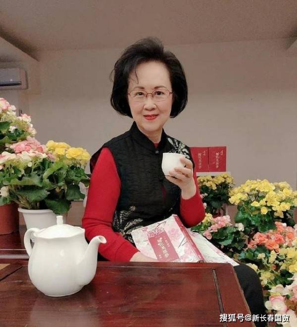 84岁琼瑶与林青霞罕见同框，冻龄美貌引热议