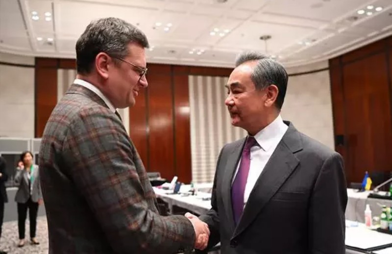 中國外交部長王毅與烏克蘭外交部長庫列巴會面。   圖：翻攝中國外交部網站