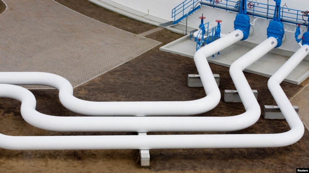 资料照片：波兰德鲁日巴输油管道的一个油泵站。(2011年6月14日）