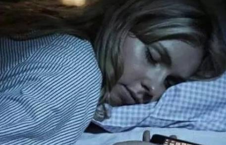 睡觉时，手机放多远才对身体好？