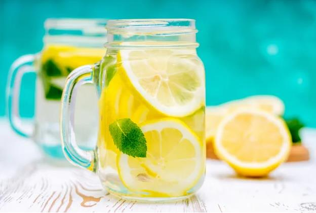 每天喝柠檬水能改善头髮、指甲和皮肤健康。取自Shutterstock