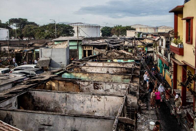 印尼油库发生爆炸并造成火灾，图为周遭住宅区被火势波及的房舍。（法新社）