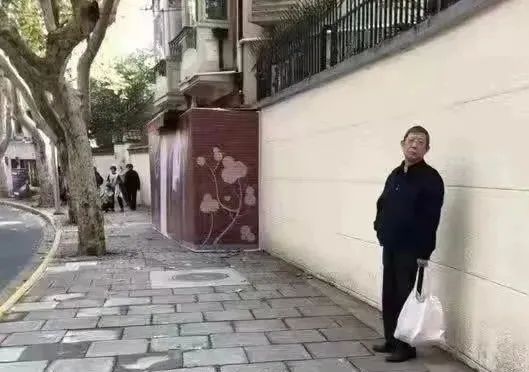 中国的大街上，为什么看不到退休官员溜达？