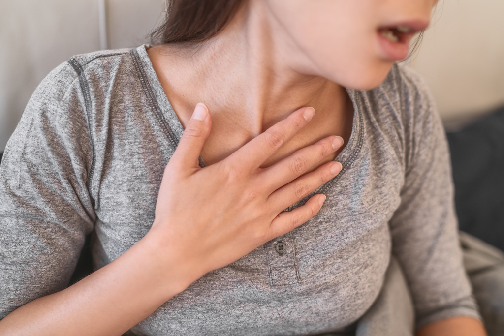 呼吸短促可能與心臟問題有關，不應忽視。（圖／Shutterstock）