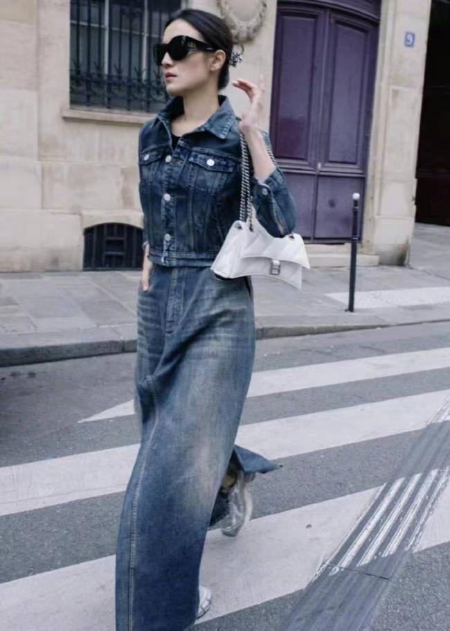 宋佳巴黎时装周私服街拍 穿牛仔夹克配牛仔长裙