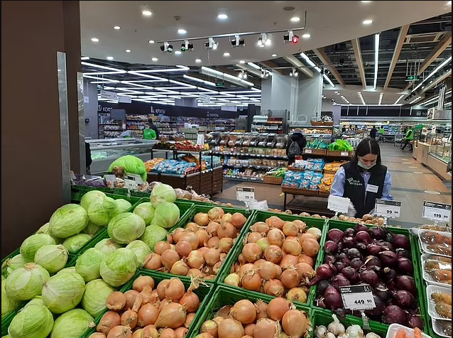 2月在俄罗斯彼尔姆市的食品市场出售的新鲜农产品 