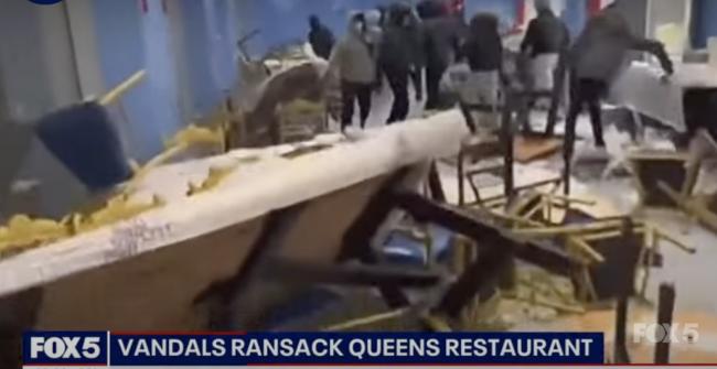 震惊视频：一群凶徒闯中餐馆 疯狂打砸扬长而去
