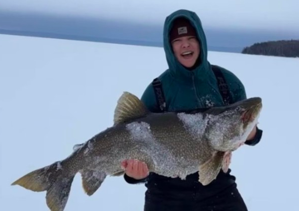 女子与男友冰钓　捕重逾22公斤大鱼