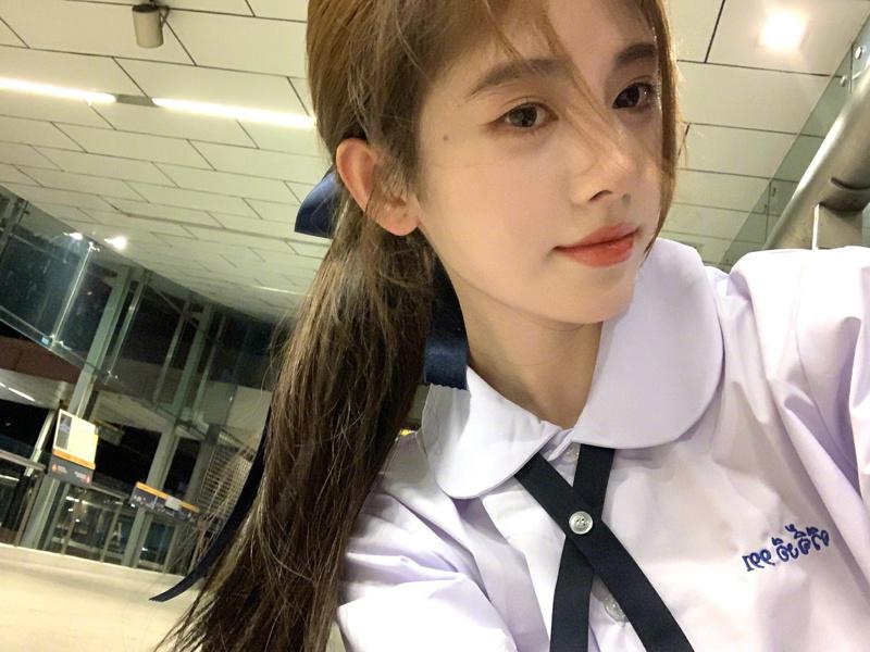 鞠婧禕游泰晒学生制服美照，遭泰国当局提醒恐触法。 (取材自微博)