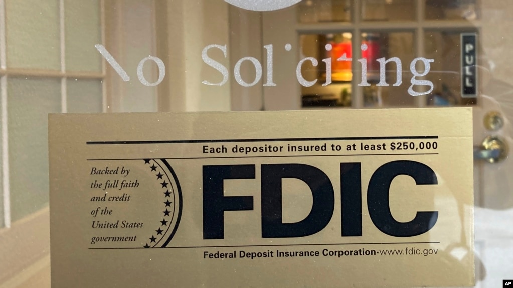 硅谷银行在马萨诸塞州韦尔斯利一家支行窗口上张贴的有关FDIC存款保险的通知。(2023年3月11日)