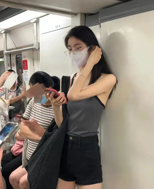 “广州地铁裸照事件”上热搜，最恶心一幕发生了