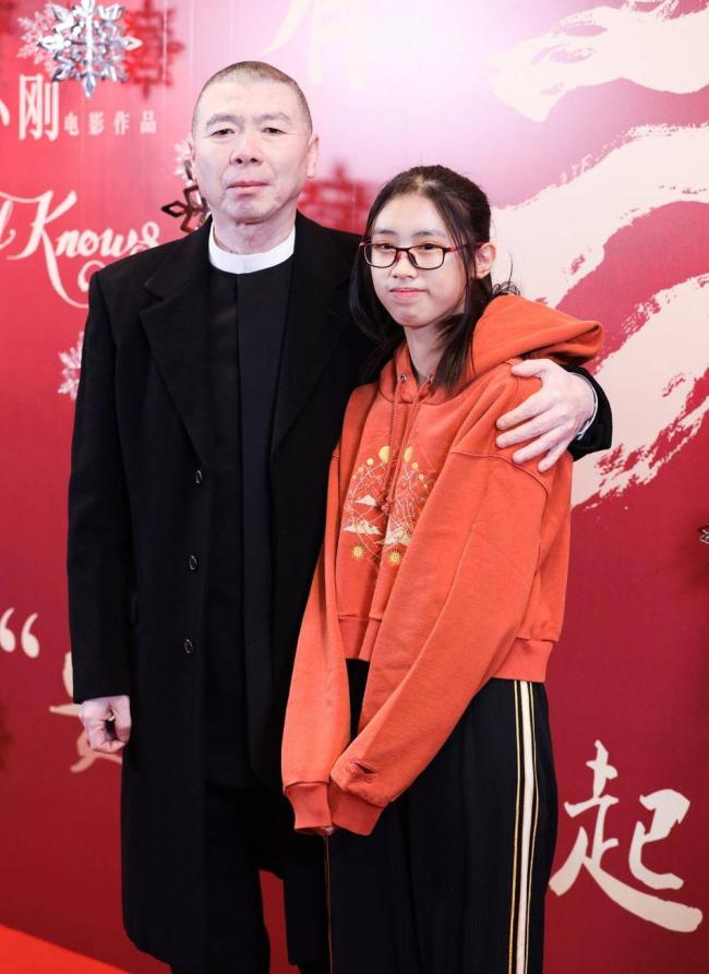 冯小刚携妻女观看首映礼，17岁养女徐朵罕现身