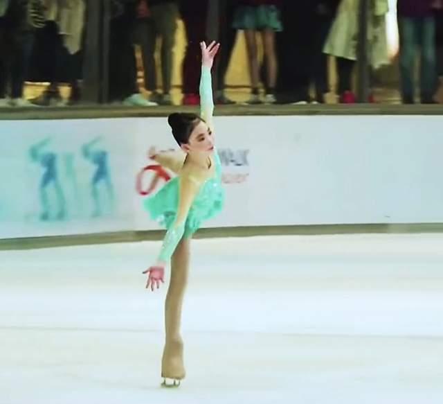 奥运冠军李小鹏11岁女儿奥莉代表香港花滑比赛