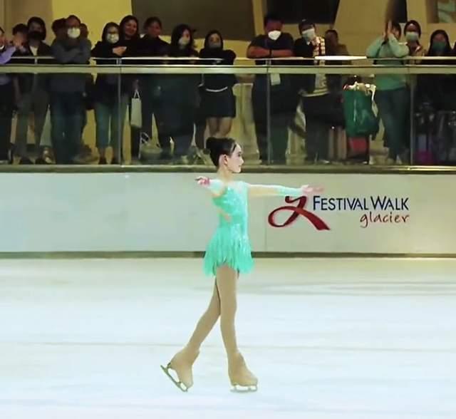 奥运冠军李小鹏11岁女儿奥莉代表香港花滑比赛