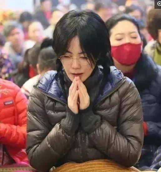 53岁王菲在福建寺庙祈福，多年信佛原因曝光