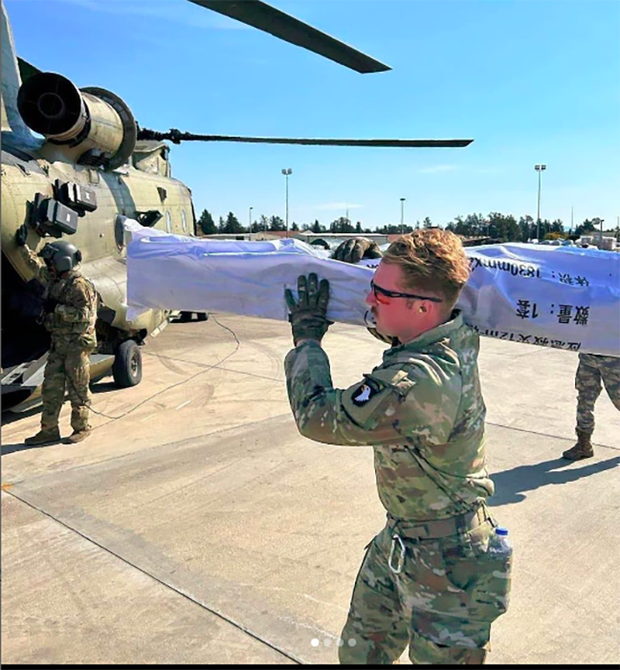 照片里的美军正在“偷窃”中国援助的救灾物资吗