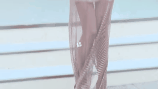 迪丽热巴身穿篓空礼服胸前险曝光。(取材自微博)