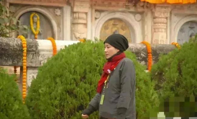 53岁王菲在福建寺庙祈福 多年信佛原因曝光