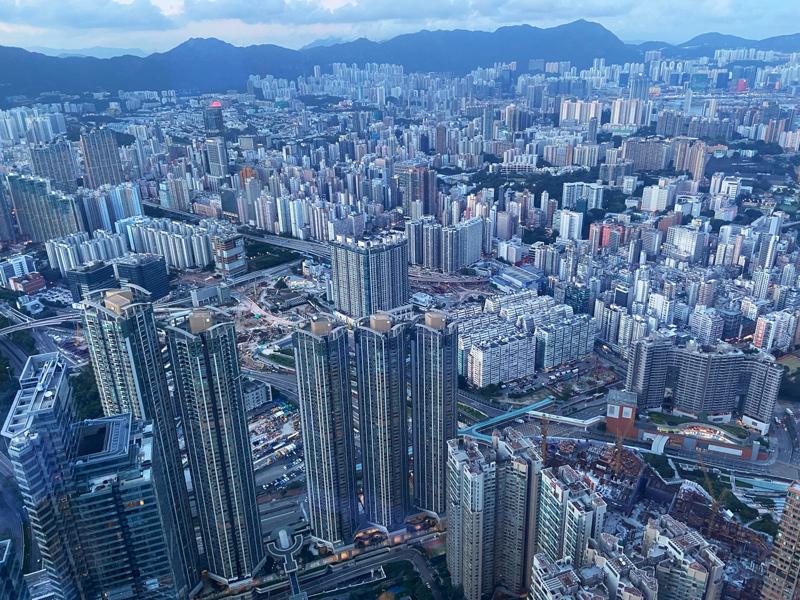 香港房价虽然持续下跌，但连续13年成为全球楼价最难负担城市，市民须不吃不喝18.8年才能购房。（中通社）