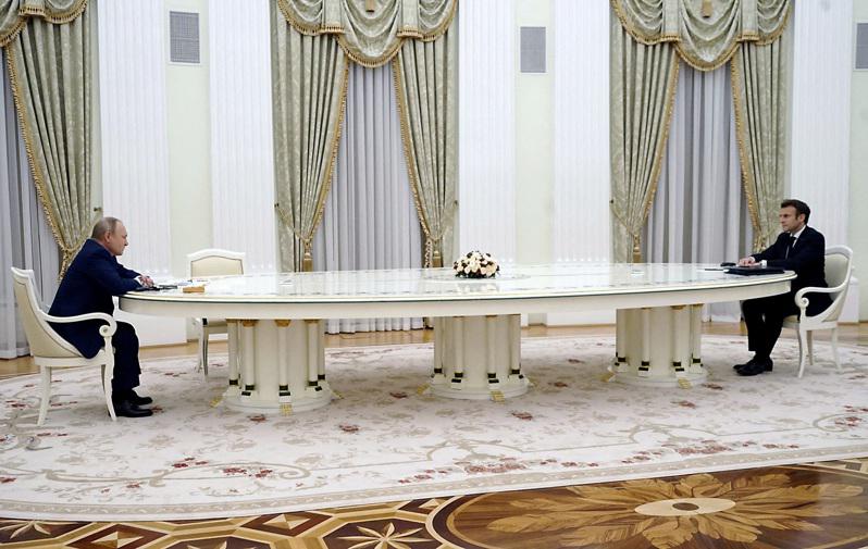 普亭去年在克里姆林宮會見法國總統馬克宏，兩人隔6公尺的桌子對坐，引起熱議。（路透...