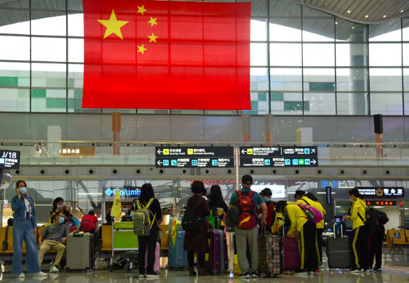 中国全面开放？无PCR证明  华女飞上海被拒登机