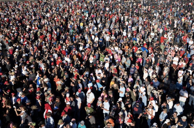 美國前總統川普25日在德州韋科鎮韋科機場舉行首場造勢大會，社群媒體釋出的現場照片，死忠支持者不少。   圖：翻攝 @realLizUSA推特