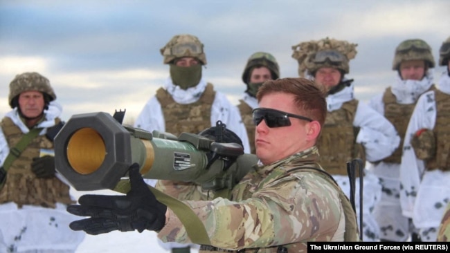联合多国训练小组的美国陆军教官在乌克兰利沃夫地区训练乌克兰军人使用美国提供的 M141榴弹发射器。（2022年1月30日）
