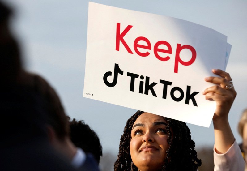 TikTok創作者在華盛頓美國國會大廈前發聲支持TikTok。(路透)