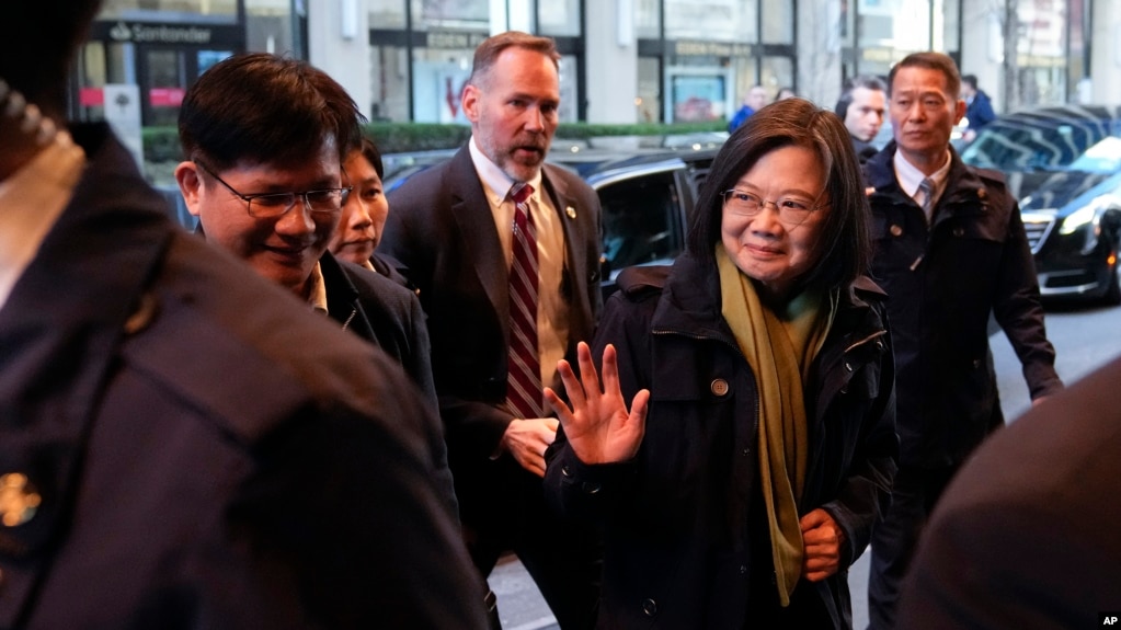 台湾总统蔡英文在纽约向欢迎人群致意。（2023年3月30日）