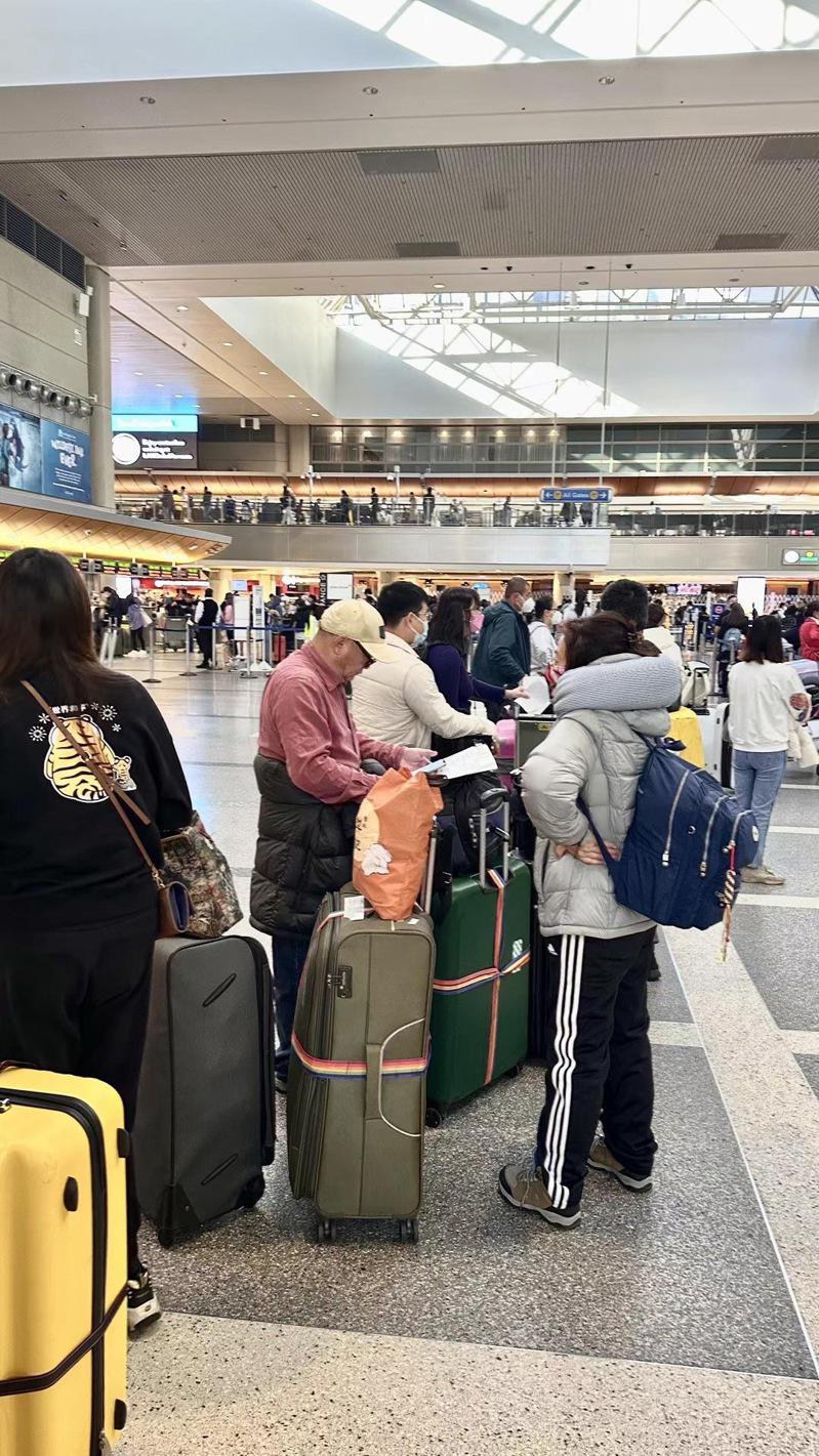 华人回国转机时间长，核酸检测过期无法登机。（受访者提供）
