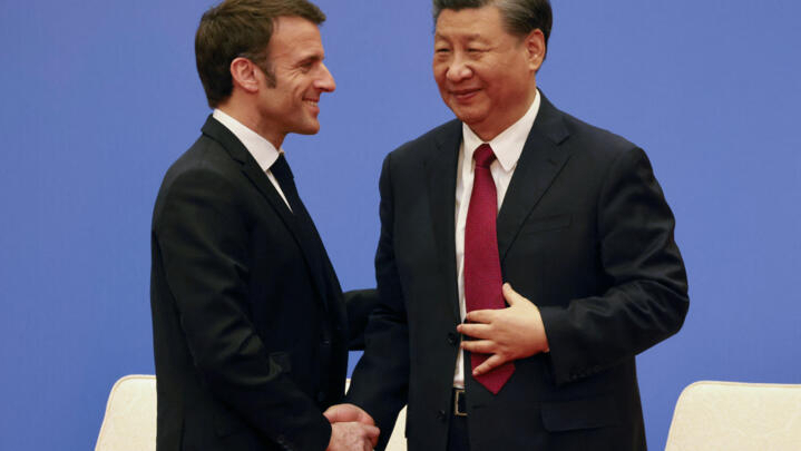 2023年4月6日，法国总统马克龙和中国国家主席习近平在中国北京举行的中法商业委员会会议上握手。