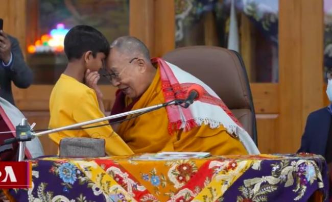 达赖喇嘛要童“吸舌”他揭当地文化真相