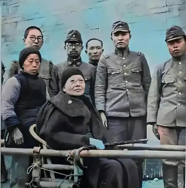 1942年，汪兆娥投奔汪精卫的照片，满脸得意