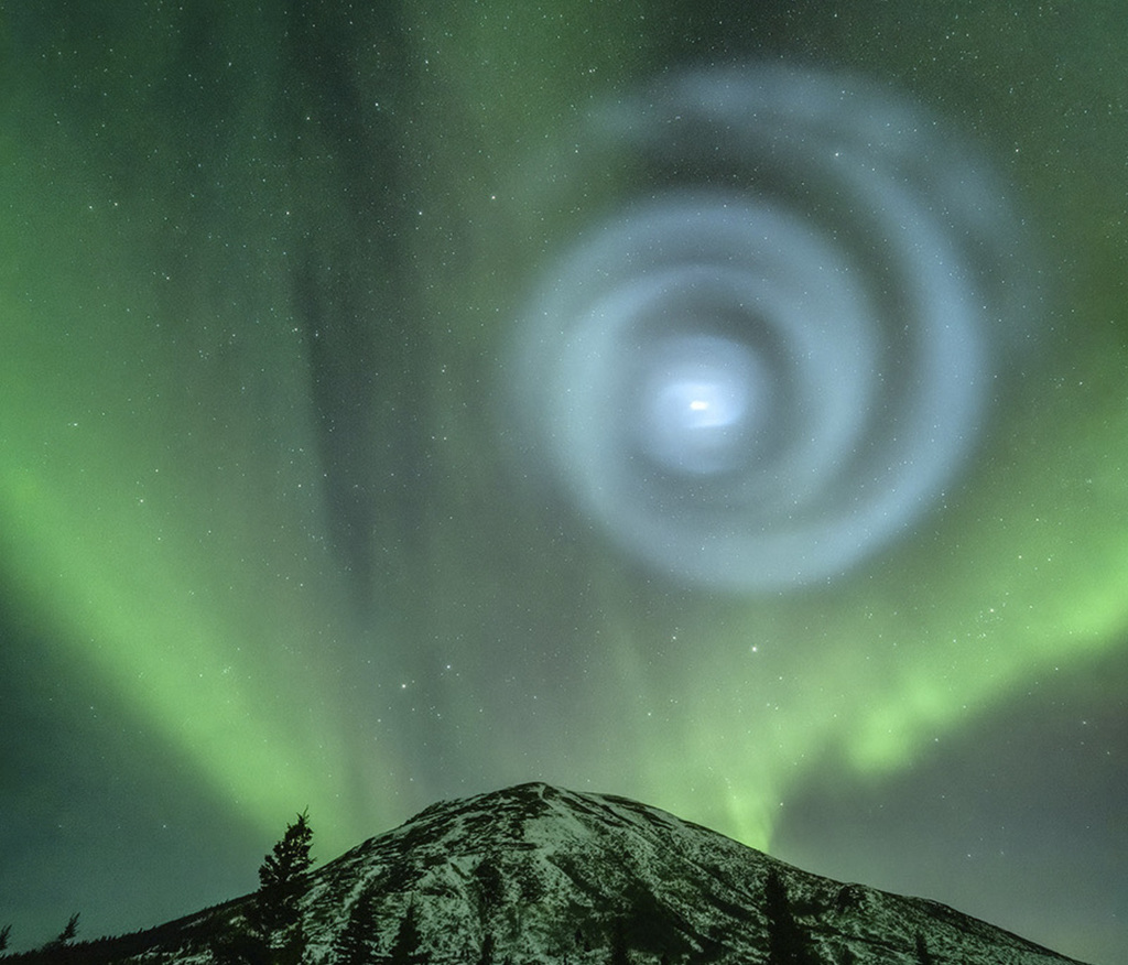 「極光獵人」薩拉特（Todd Salat）15日凌晨2時在阿拉斯加拍到「神祕螺旋光」與綠色極光共舞的震撼畫面。（圖／美聯社）