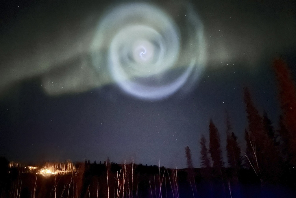 15日凌晨阿拉斯加夜空出現神祕藍色「螺旋光」。（圖／美聯社）