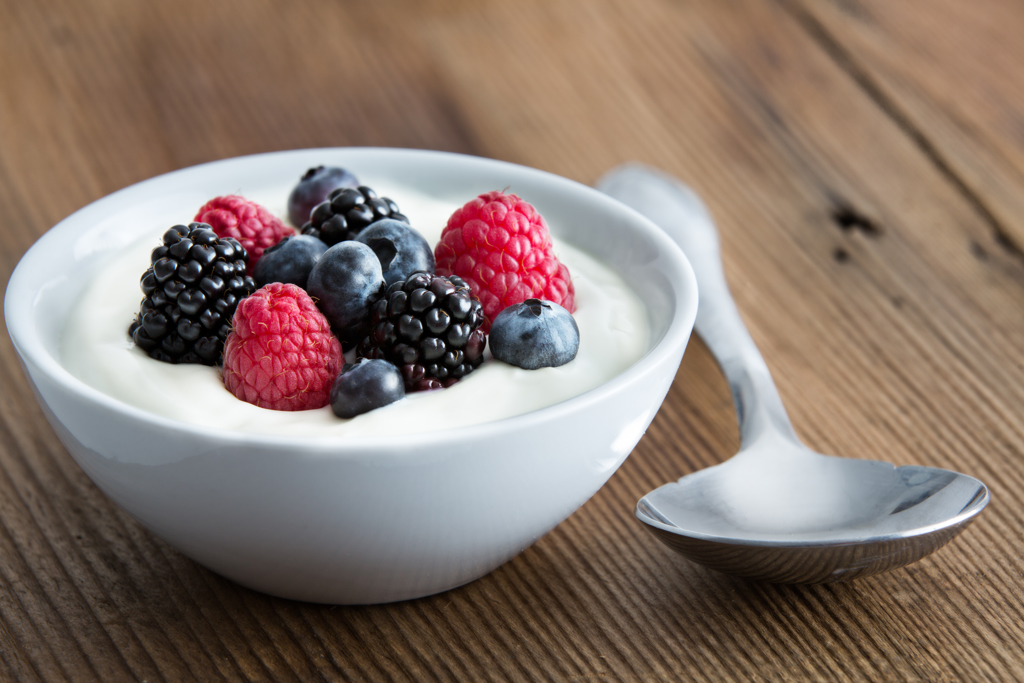 英��研究�C��，吃�{莓好�多，不�H能降血�骸⑻嵘��X力，�能促�M心血管的健康。（�D／Shutterstock）