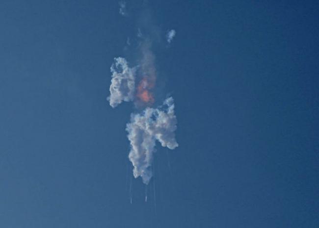 SpaceX星舰火箭升空后爆炸 德州发射场遭受重创