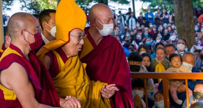 在达赖喇嘛“亲吻事件”争议的背后