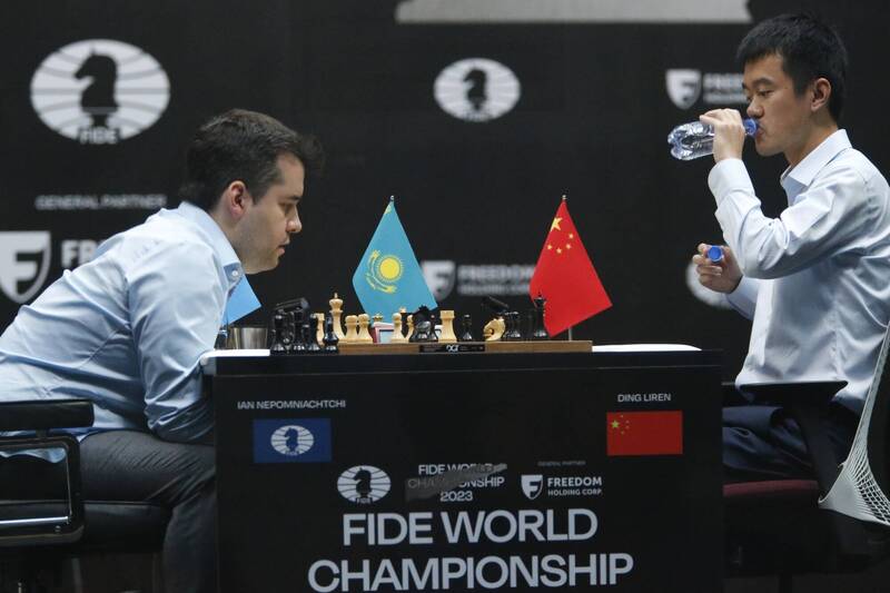 丁立人（右）在決賽中擊敗俄羅斯棋手涅波姆尼亞奇（左），成為西洋棋世界冠軍。（美聯社）