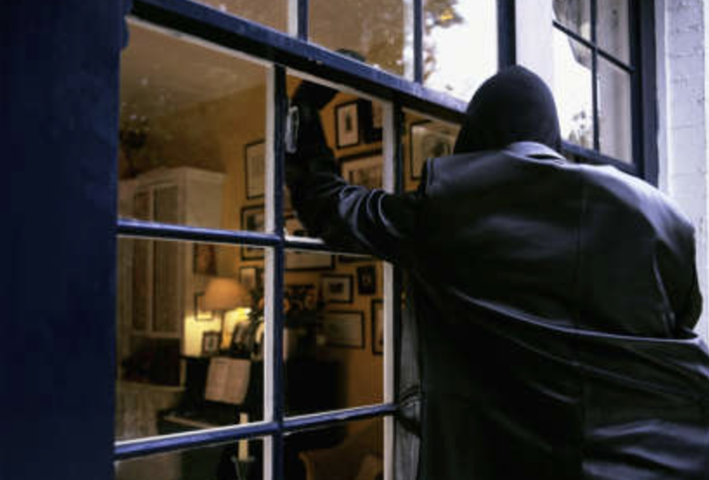為防止竊賊入侵，即使出遠門也要裝出像「有人在家」的樣子。Getty Images