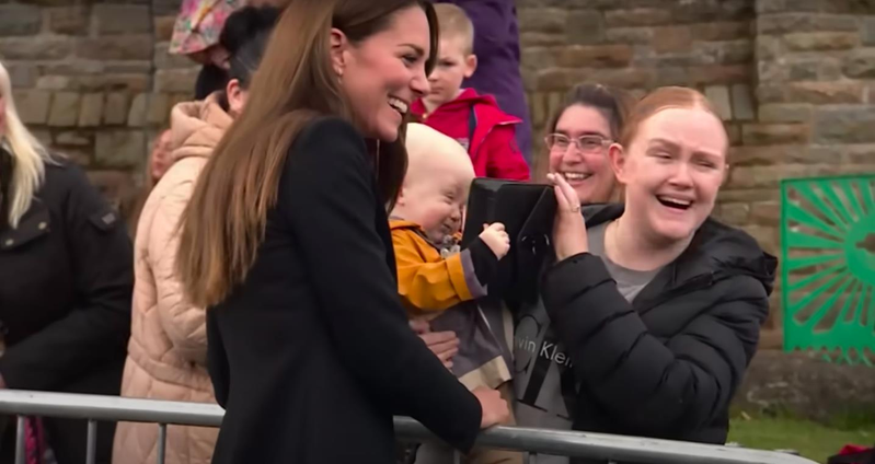 英国凯特王妃手上的包包遭一名1岁小男婴抢走把玩。(截自YouTube)