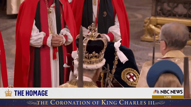 英国国王查理三世（右）6日举行加冕大典，儿子威廉王子（中）在宣誓后亲吻父亲脸颊。（截取自NBC直播影片）