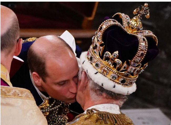 查理三世在加冕仪式 向儿子轻声说这三个字