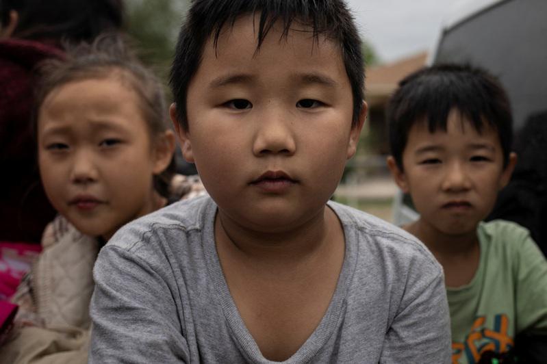 不少中国儿童跟着家人「走线」进入美国。（路透）