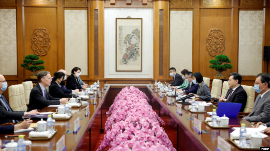 美国驻中国大使尼古拉斯·伯恩斯与中国国务委员兼外交部长秦刚在北京举行会谈。(2023年5月8日）