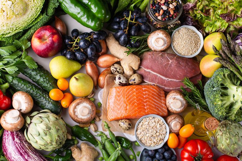 均衡摄取水果、瘦肉和蔬菜为主的地中海饮食是对肝脏有益的养生方法。Getty Images