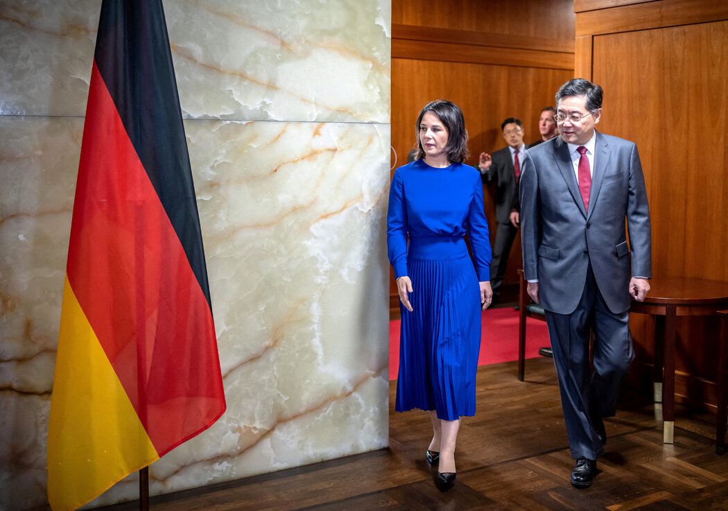 周二，德国外长贝尔伯克和中国外长秦刚在柏林。