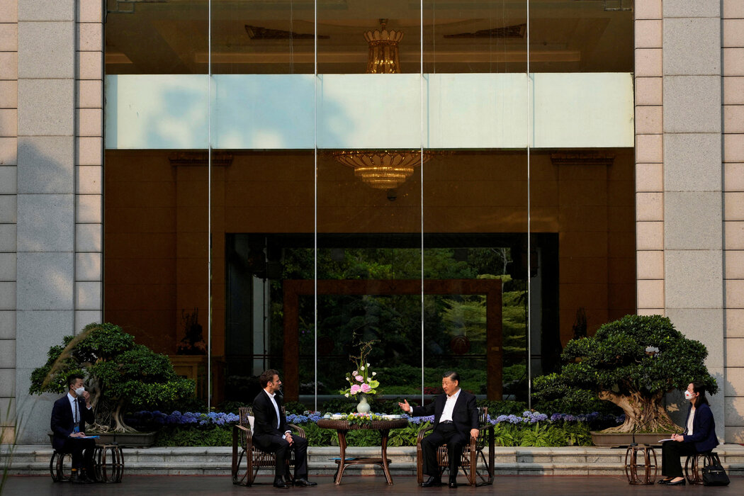法国总统马克龙和中国领导人习近平上个月在广州茶叙。