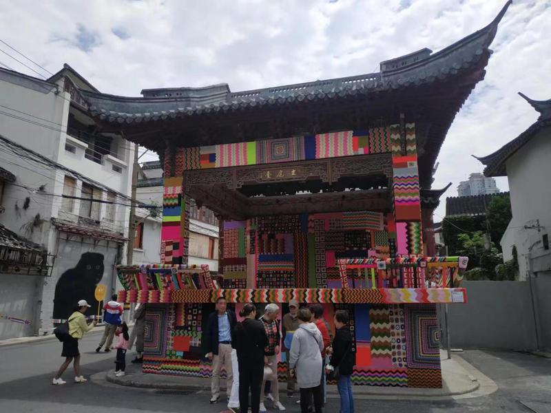 上海老街入口有個老戲台「玄扈台」，以前一旦舉辦活動都能聚集人潮。而這次藝術季也有...