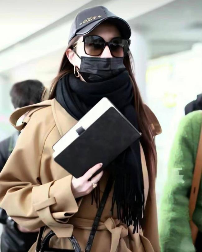 刘亦菲穿一件卡其色风衣走机场 时尚又优雅